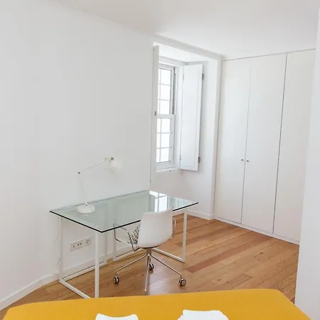 Sunny Modern Trendy Location Apartment *